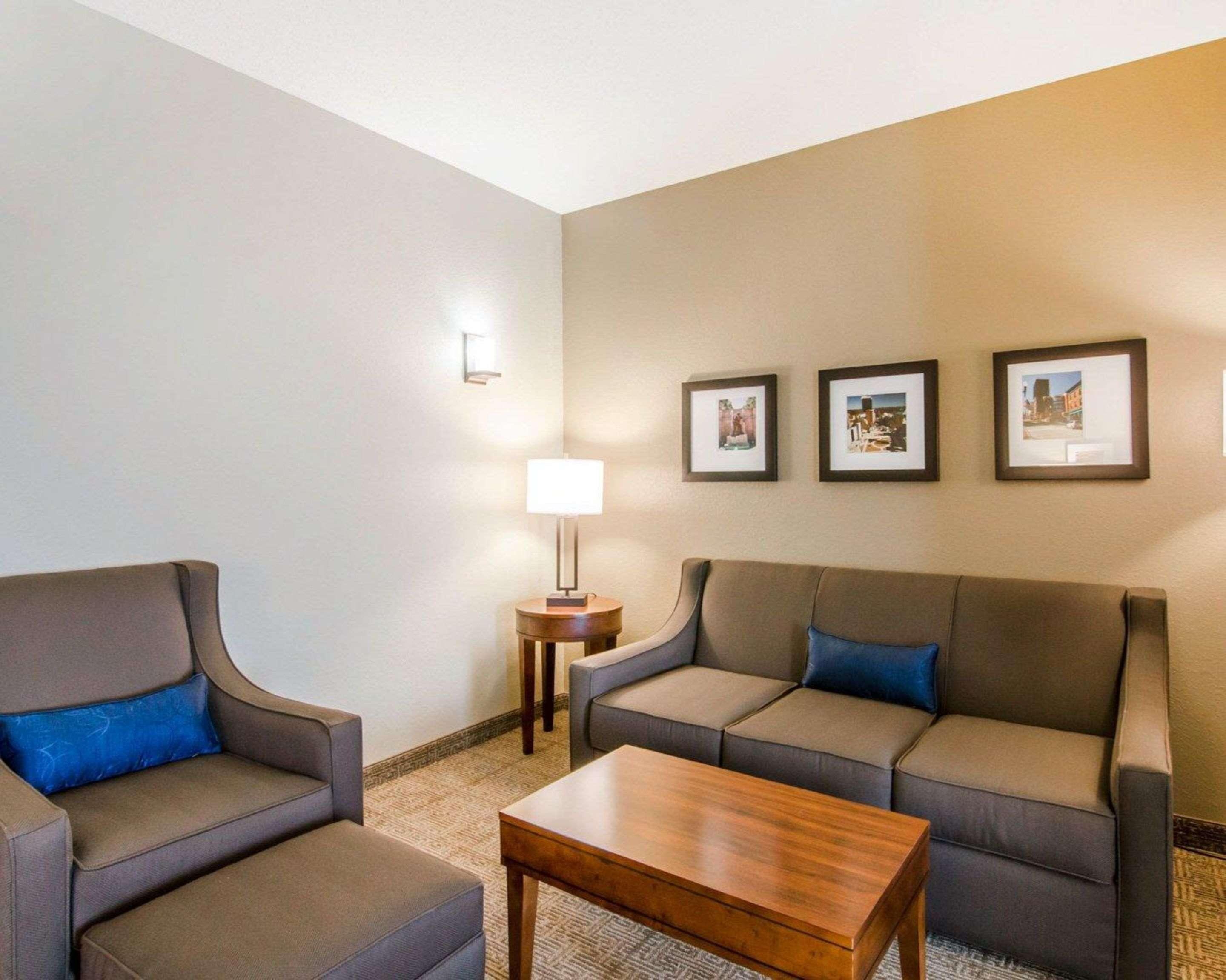 Comfort Inn & Suites Lynchburg Airport - University Area Экстерьер фото